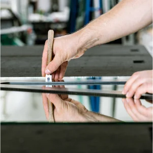 Découpe de vitrage sur mesure à Ingré et Orléans dans le Loiret (45), Miroiterie Jamin JametDécoupe de vitrage sur mesure à Ingré et Orléans dans le Loiret (45), Miroiterie Jamin Jamet